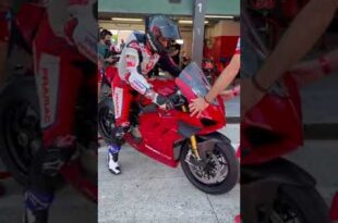 Jorge Martin trains with the Panigale V4 S