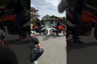 Battaglia di burnout: KTM 125 DUKE contro KTM 390 DUKE